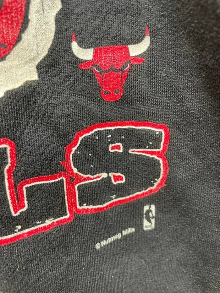 NBA Basketball Vintage Nutmeg Chicago Bulls Black Sweater Mens M Made in Portugal 🇵🇹 - photo numéro 7