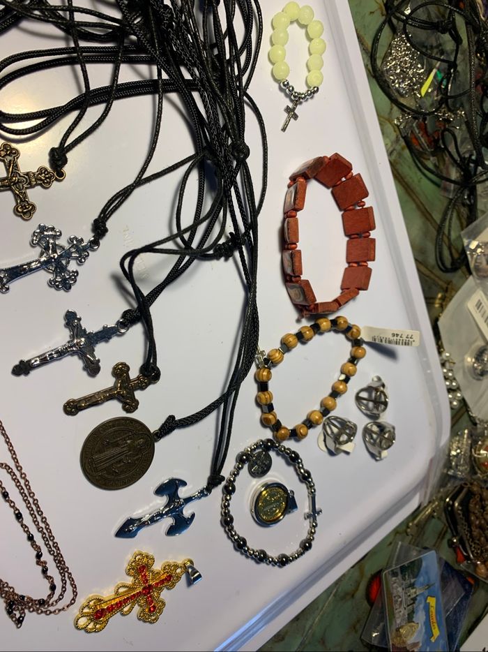 Gros lot bijoux accessoires religieux ( lire descriptif) - photo numéro 3