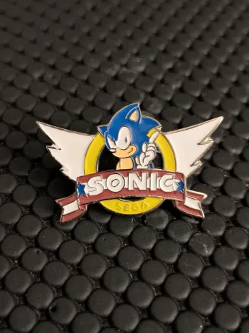 Pin's Sega Sonic jeu vidéo signé Eole