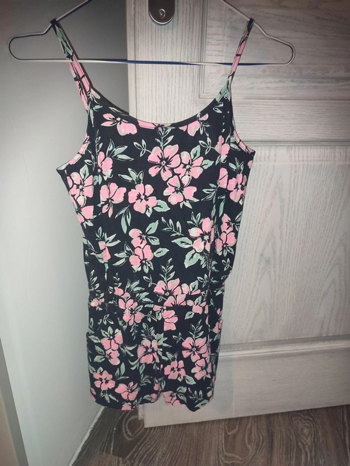 combishort noir à fleurs