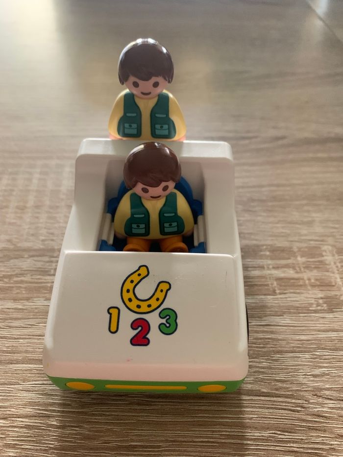 Voiture et 2 playmobil 1 2 3 - photo numéro 2