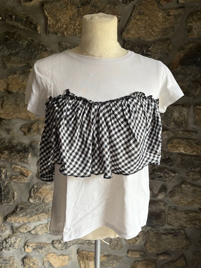 T-shirt blanc avec volant à carreaux