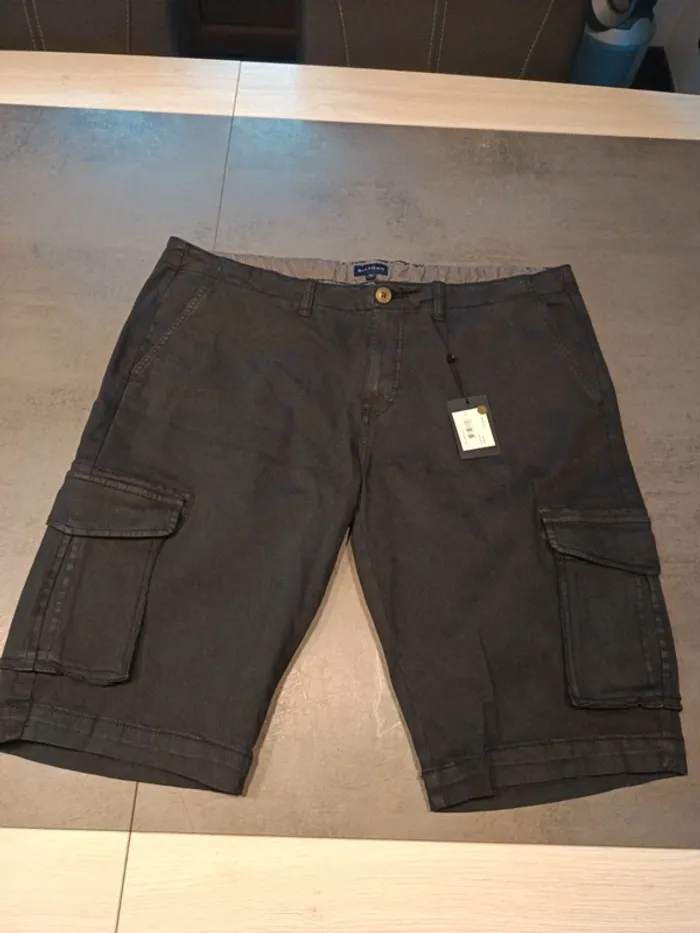 Vends short homme ollygan neuf avec étiquette taille 50.