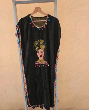 Abaya robe noir sans manche avec froufrou multicolore et imprimer