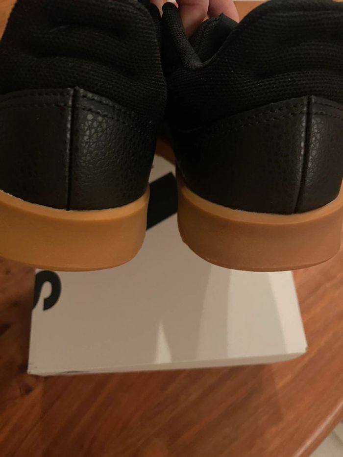 Baskets Adidas training pointure 38,5 - photo numéro 3