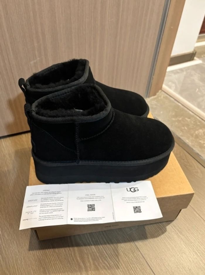 Bottes de neige UGG à talons hauts, noires, pointure 39