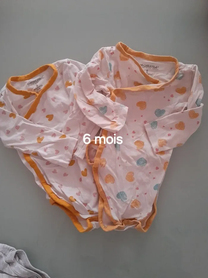 Lot 2 body fille 6 mois