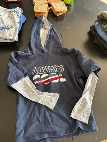Pull à capuche garçon taille 8ans