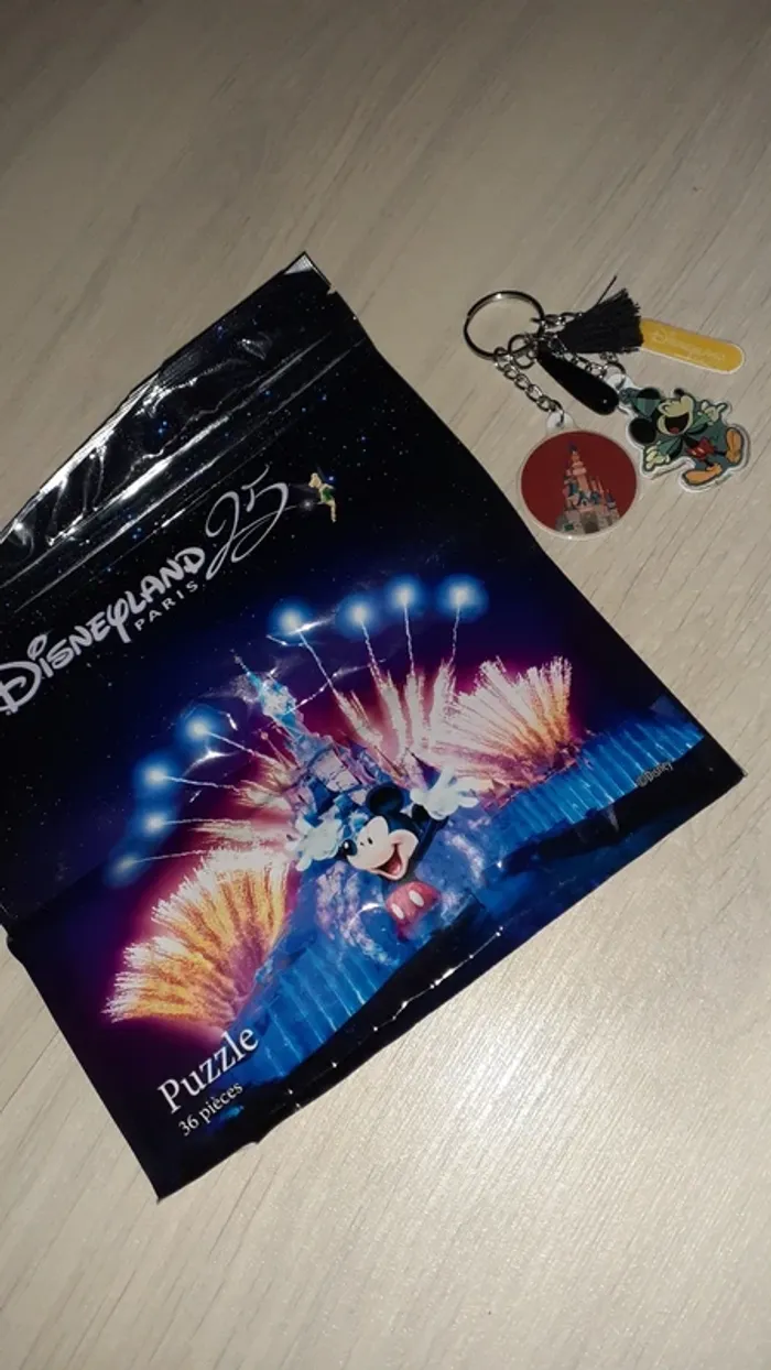 Lot puzzle et porte clef Disneyland Paris - photo numéro 4