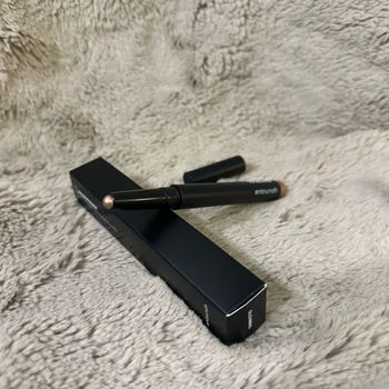 Gleaming stick Younique