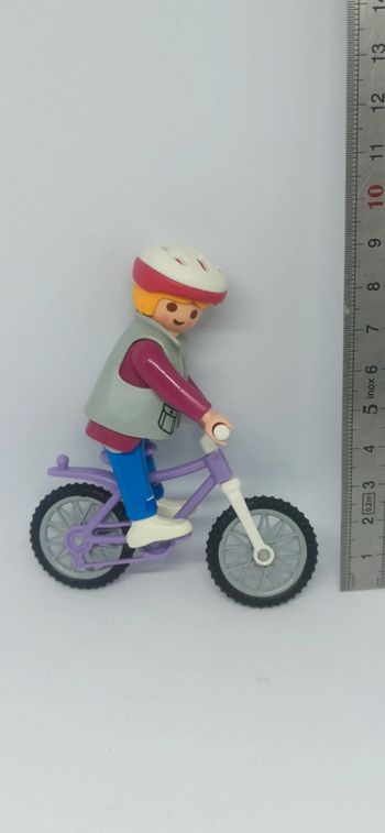 Femme sur vélo playmobil