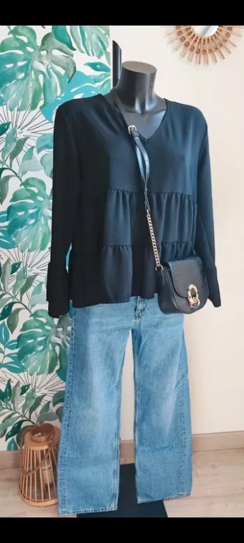 Blouse noire à volants taille 38/40