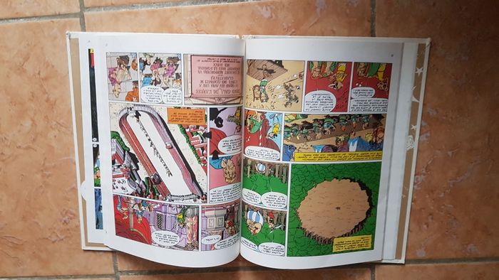 Livre Astérix " Le Domaine des Dieux " - photo numéro 4