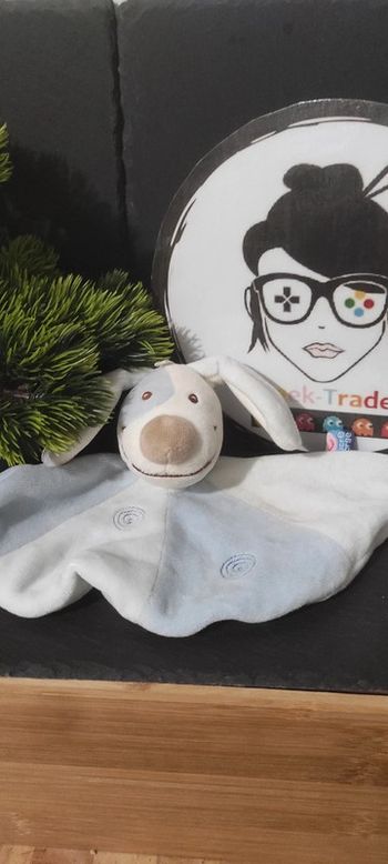 Doudou chien plat demi lune bleu cocard  Sucre D'orge blanc marron spirale