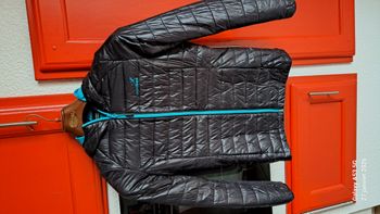 Doudoune noire et bleue avec capuche