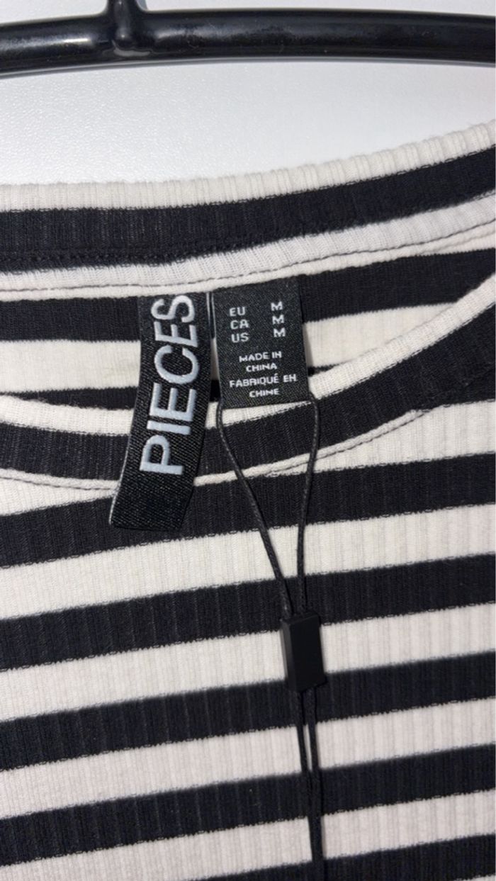 PIECES - Robe moulante rayée - Taille M - Noir et Blanc - Neuf avec étiquette - photo numéro 2