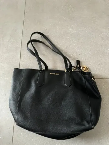 Sac fourre tout Michael Kors avec deux pochettes à l'intérieur, le sac est usé