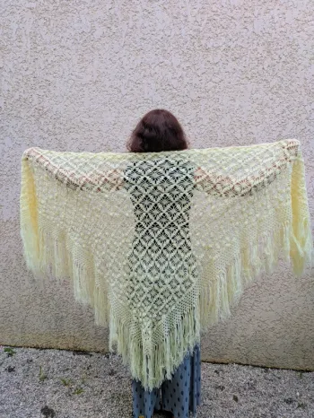Grand châle jaune pastel - fait main