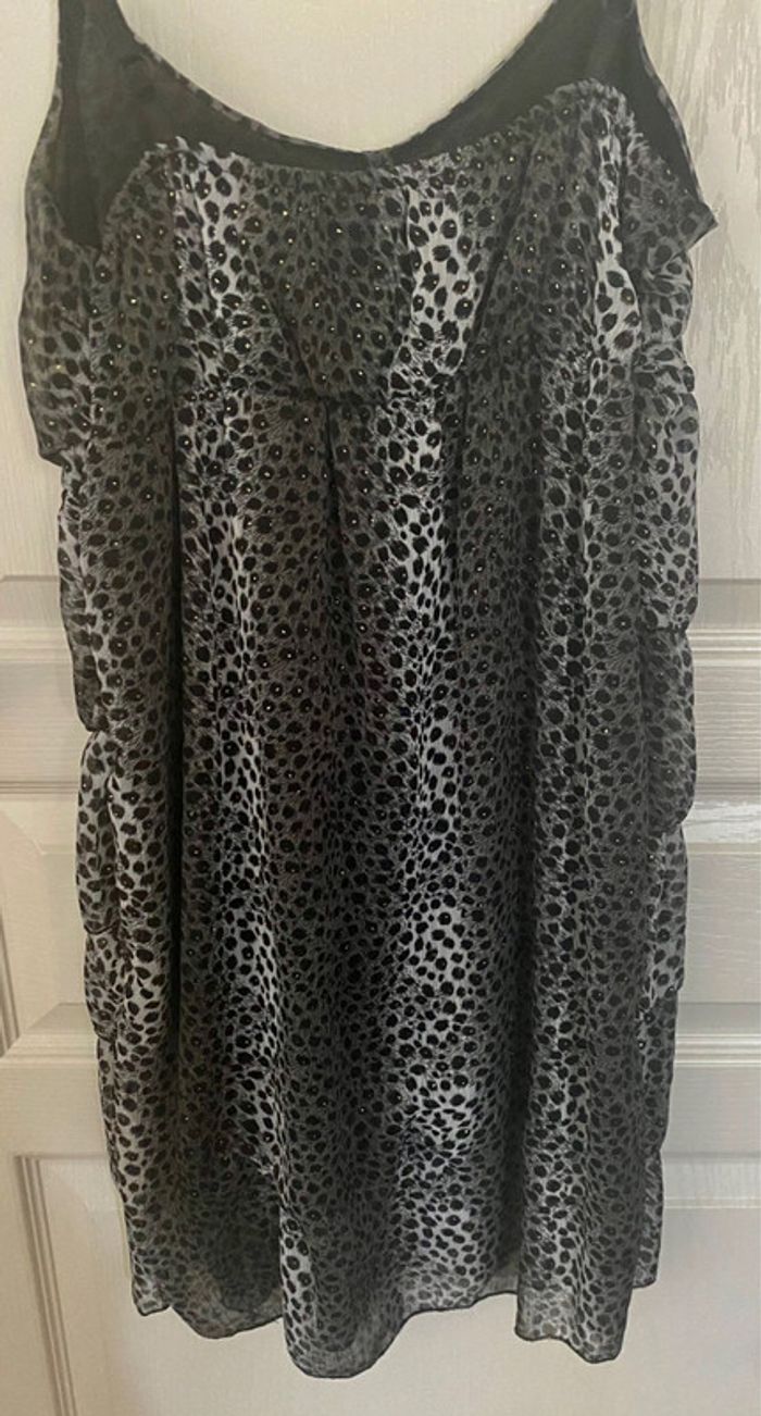 Robe noire et blanche motif léopard à volants - photo numéro 3