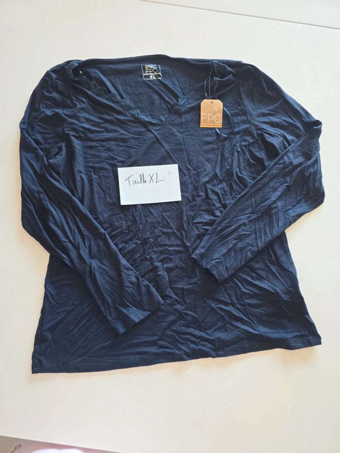 T-shirt manches longues neuf avec étiquette xl