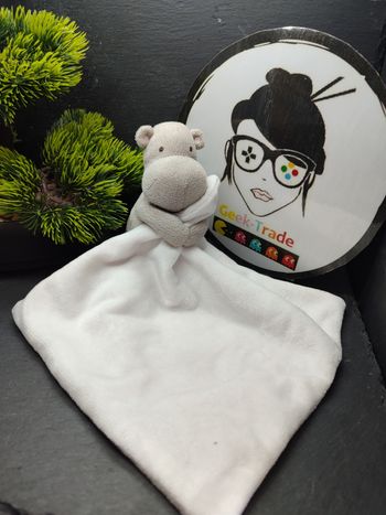 Doudou hippopotame gris mouchoir jacadi  blanc Rayé rayure bandana Peluche
