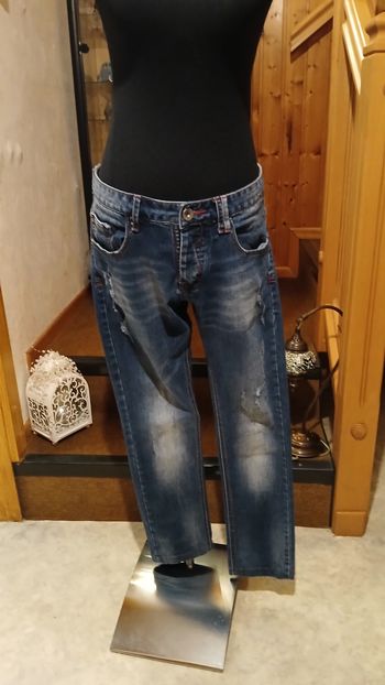 Jean bleu délavé – Effet usé tendance
