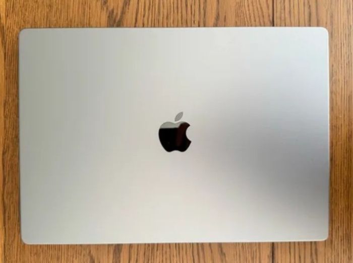 MacBook Pro 16 2023 M2 Pro, 16 Go Ram, stockage 500 Go, Batterie 97% en parfait état - photo numéro 2