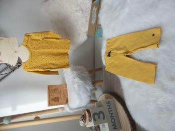 Jolie ensemble 2 pieces Feetje T shirt manche longue cotelé jaune etoiles pantalon jaune elastique f