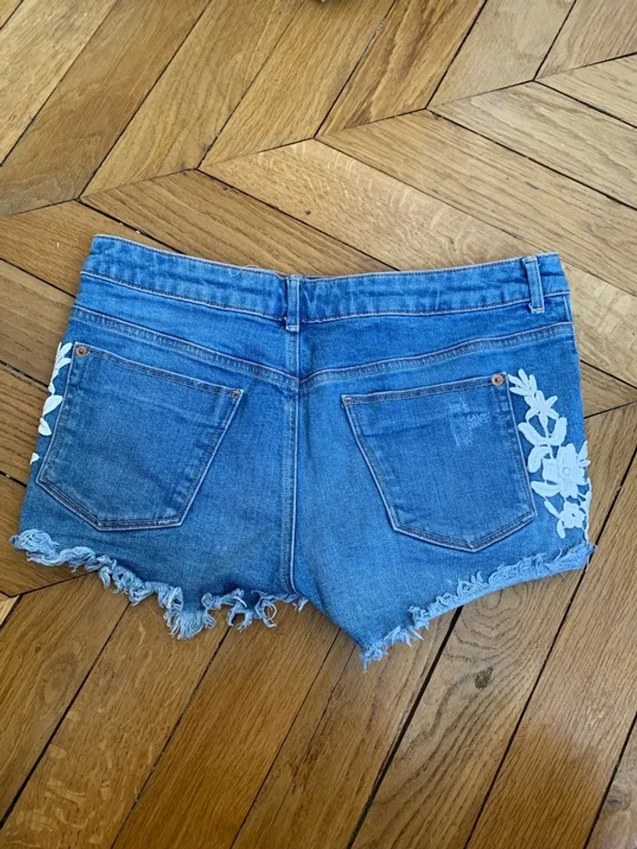 Short en jean court avec fleurs - photo numéro 4