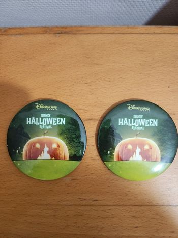 Lot 2 badges Halloween 🎃 DisneyLand Paris