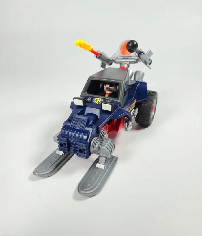 Moto neige avec pirates des glaces