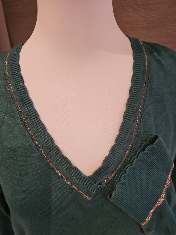 pull vert col v les tropeziennes liseré doré femme taille m - photo numéro 2