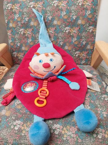 #01 Doudou d'éveil Haba clown rouge