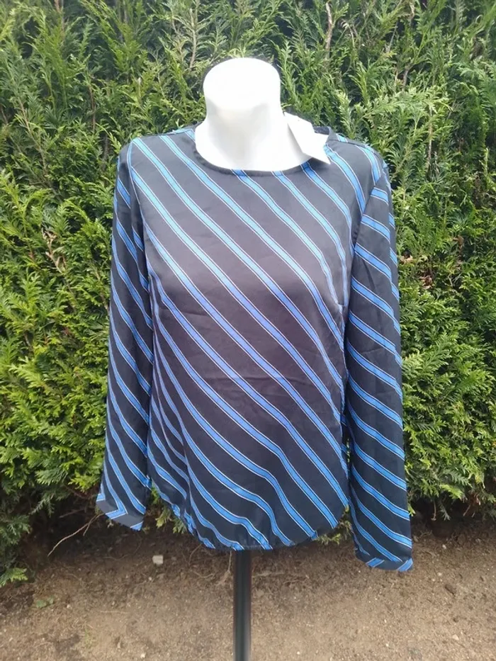 Blouse manche longue avec boutons aux poignets taille M mohito - photo numéro 2