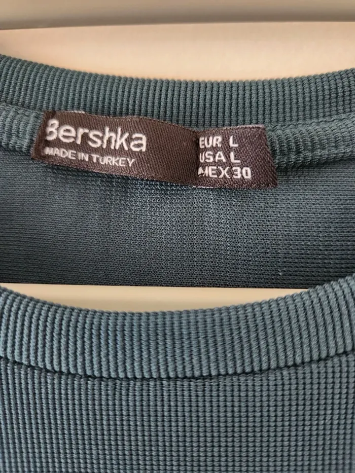 Robe droite à manches volantées Bershka – Style minimaliste et tendance - photo numéro 2
