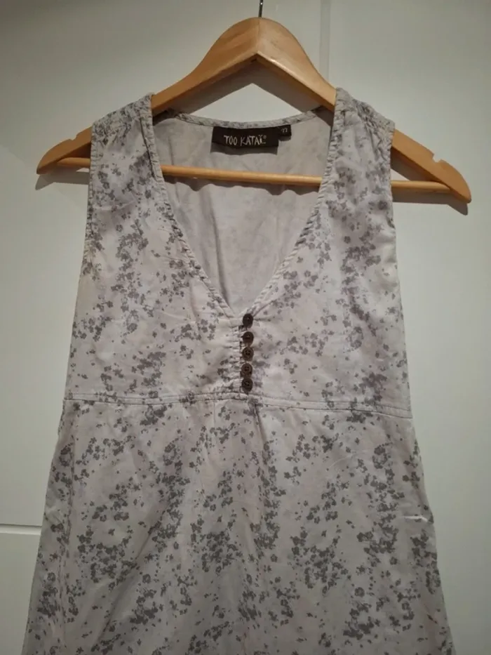 Jolie robe fleurie blanche et grise T.1 Très bon état - photo numéro 2