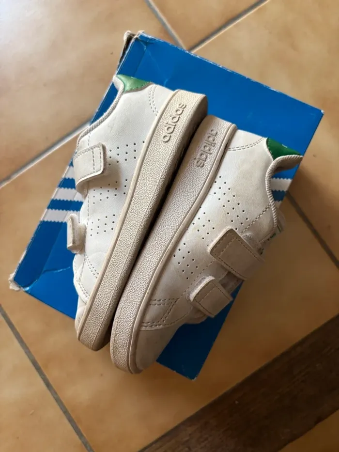 Belle paire de baskets blanches Adidas T. 24 mixte TBE - photo numéro 3