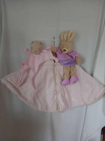 Une cape rose claire toucher velours et 2 doudous