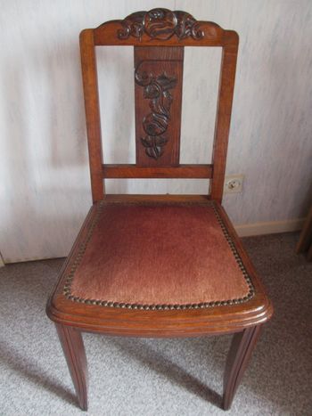 Chaise ancienne fabriquée artisanalement