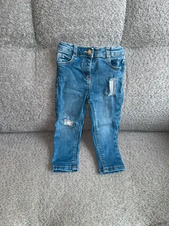 Jean skinny bleu déchiré avec tissu fleuri Tape à l’œil