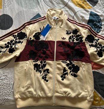 adidas Originals x ASOS - Veste de survêtement à fleurs brodées - Babeurre - Taille M