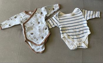 Lot de 2 bodies 1 mois. 