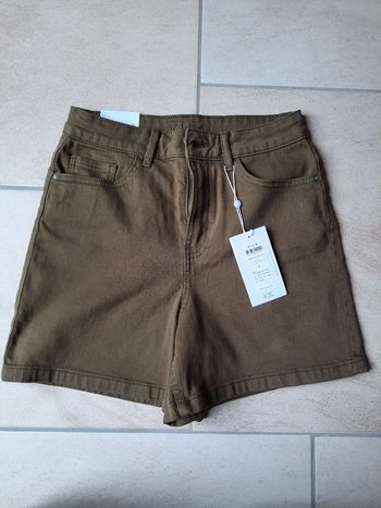 Short kaki Vila