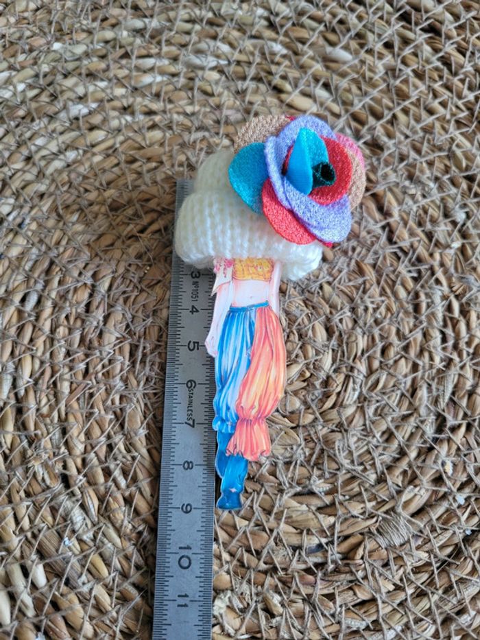 Broche dame a la mode et son bonnet à 🌸 - photo numéro 5