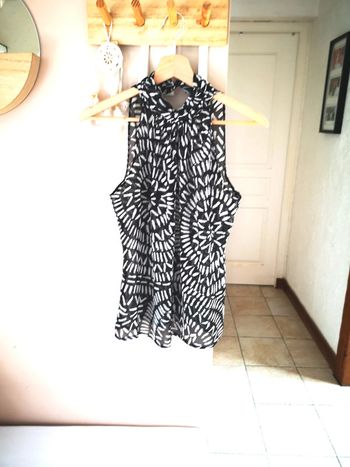 Top haut à motifs noir et blanc