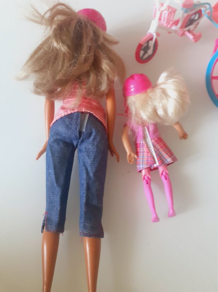 Barbie en compagnie avec son vélo - photo numéro 3