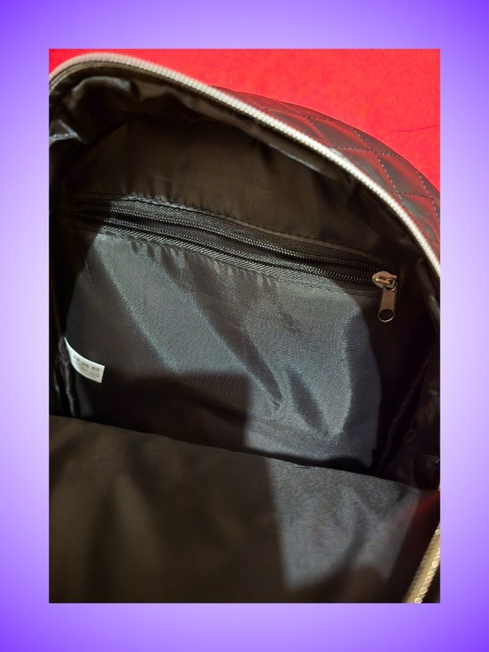 Sac à Dos Femme – Similicuir Noir Matelassé – Zips et Détails Dorés – Chic et Tendance – 35 x 12 x 30 cm  – Neuf, Sans Étiquette 
​ - photo numéro 5
