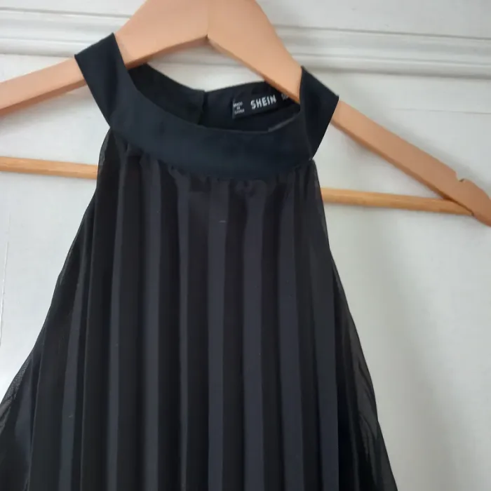 Robe noire plissée soleil