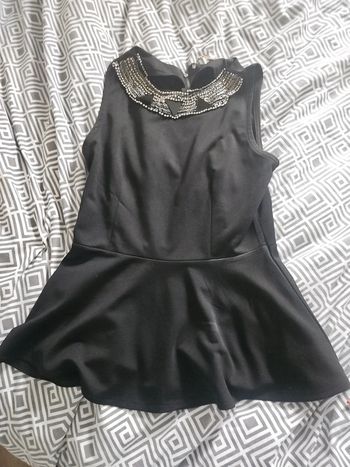 Top peplum noir avec bijoux