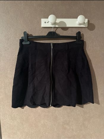 Jupe noire avec fermeture sur le devant